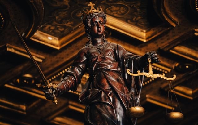 https://www.pexels.com/photo/low-angle-view-of-a-statue-10033378/
